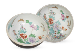 1211.  Caja de porcelana esmaltada con peonías, pájaros y una mariposa.China, ff. S. XVIII - pp. del S. XIX.