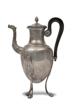 1140.  Cafetera imperio de plata con mango de madera.París, (1819-1838).