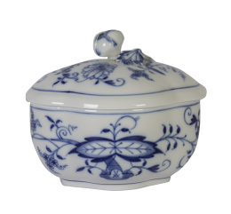 608.  Azucarero de porcelana esmaltada en azul y blanco decorado con motivo de "onion pattern". Con marcas en azul en la base.Meissen, (1860-1824).