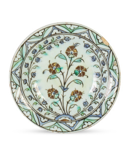 585.  Plato Iznik de cerámica esmaltada con decoración floral.Turquia, S. XVIII.