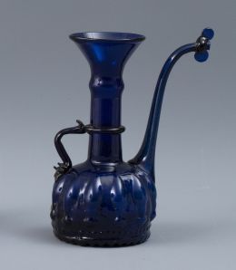 969.  Garrafa de vidrio azul.
Persia, h. 1700.