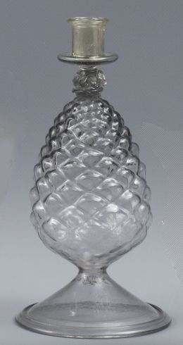 953.  Candelero de vidrio transparente con cuerpo en forma de piña.España, S. XVIII.