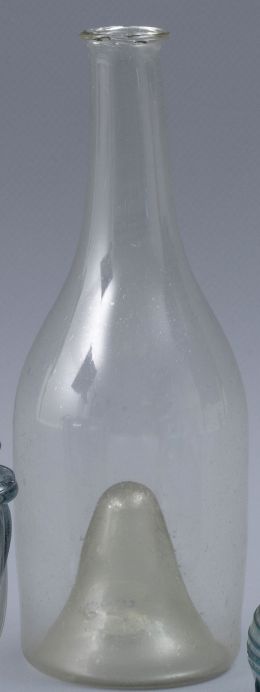 950.  Botella de vidrio transparente soplado.Tarbajo catalán, S. XVIII.