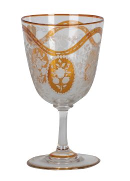 1139.  Copa de vidrio transparente y ámbar con decoración grabada de flores.Bohemia, S. XIX.