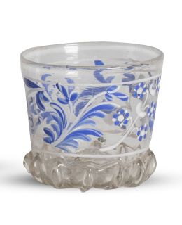 1124.  Vaso de vidrio transparente y esmaltado con flores en azul y blanco y hojas.S. XVI.