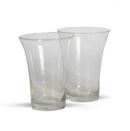 1126.  Pareja de vasos de vidrio transparente, de forma acampanada