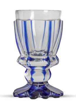 1350.  Vaso de vidrio transparente y azul.Bohemia, S. XIX.