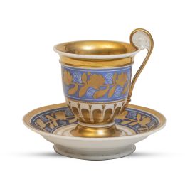 645.  Taza con plato de porcelana esmaltada en azul y dorada, con