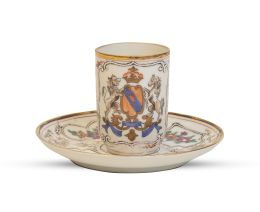 1371.  Taza con su plato de porcelana esmaltada y dorada con escudo, de estilo oriental. Marcado en la base.Francia, quizás Samson, S. XIX.