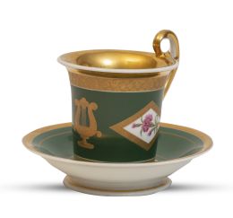 635.  Taza con plato Luis Felipe de porcelana esmaltada en verde 