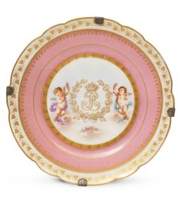 704.  Plato Luis Felipe de porcelana esmaltada y dorada con esmalte en rosa e iniciales entrelazadas bajo corona real, flanqueadas por querubines.Sévres, 1846.