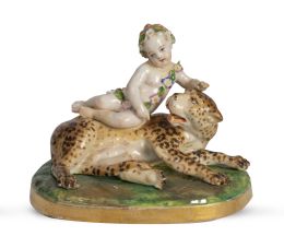 1279.  Niño con leopardo.
Figura de porcelana esmaltada.
S. XIX.