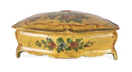 574.  Caja de estilo rococó de madera policromada en amarillo con flores.Italia, S. XIX.