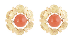 188.  Pendientes diseño flor con cuenta de coral central rodeado por pétalos de oro mate