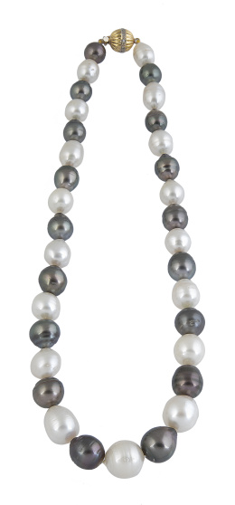 219.  Collar de perlas australianas y de Tahití alternas, de tama