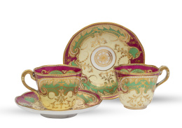 1315.  Pareja de tazas con sus platos de porcelana esmaltada y dorada, en grante y verde. Con marca de diamante en verde en el reverso 14 de Junio de 1852 y marca del periodo entre1850 y 1890.Stoke-on-Trent, Copeland, Inglaterra, h. 1852.