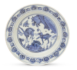 1203.  Plato de porcelana esmaltado en azul y blanco. Con marca en el reverso.China, S. XVII.