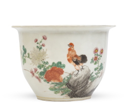1351.  Macetero de porcelana esmaltada, decorado con un gallo con peonías y caracteres.China, S. XIX.