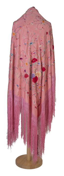 1222.  Mantón de "Manila" en seda salmón de estilo imperio con flores bordadas en hilo de color.Principios del S. XX.