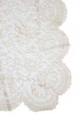 709.  Mantilla de blonda rectangular en blanco.h. 1890.