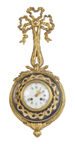 1343.  Reloj de pared de estilo Luis XVI de bronce dorado y metal 