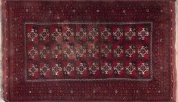 1103.  Alfombra bukkara en lana de campo rojo y decoración geométr