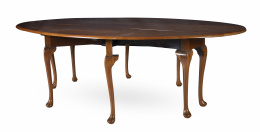 637.  Mesa plegable de comedor de estilo Jorge II de madera de caoba.S. XX.