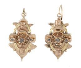 67.  Pendientes S. XIX en forma de escudo, con diamantes de talla rosa en centro de bandas aplicadas en distintos niveles