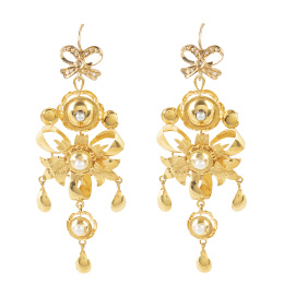 93.  Pendientes largos de estilo S. XIX con cuerpos articulados de lazo flor y botones decorados con perlitas