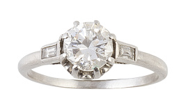 411.  Solitario de 0,80 ct aprox flanqueado por diamantes talla baguette