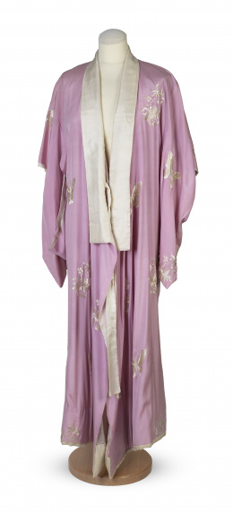 1351.  Kimono de seda rosa decorado con mariposas y flores.Babani*, París, h. 1920.