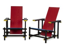 621.  "Roodblauwe Stoel"  o "The red blue chairs".Madera policromada en azul, negro, rojo y amarillo. Siguen el modelo original de 1923.Gerrit Rietveld, h. 1970