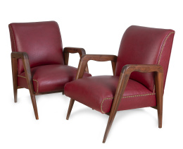 1181.  Sillones de madera tapizados en cuero rojo.Atribuidos a Russel Wright, h. 1950.