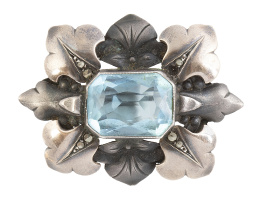 176.  Broche catalán Art Decó con piedra azul en marco de diseño floral con pétalos superpuestos