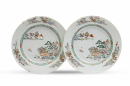 1355.  Pareja de platos de porcelana con esmaltes de la familia verde decorado con paisajes.Compañía de Indias, China, ff. del S. XVIII.