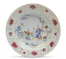 1358.  Plato hondo de porcelana esmaltada con esmaltes de la familia rosa.Compañía de Indias, China, S. XVIII.