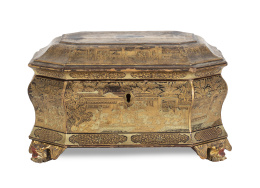 1353.  Caja de té de madera lacada y dorada decorada con personajes y patas en forma de dragones.Trabajo chino para la exportación, mediados del S. XIX.