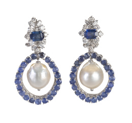 249.  Pendientes con diseño de aro de zafiros con perla central, que pende de zafiro talla esmeralda, rodeado por diamantes talla baguette y brillantes