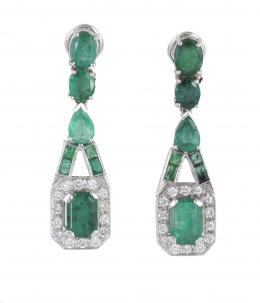 203.  Pendientes largos con esmeralda talla esmeralda en marco rectangular de brillantes, que pende de línea de esmeraldas de diferentes tallas