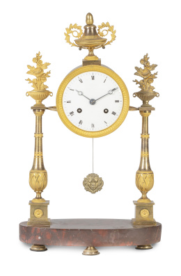 1163.  Reloj de pórtico de bronce dorado y mármol rojoFrancia, prmer cuarto del S. XIX.
