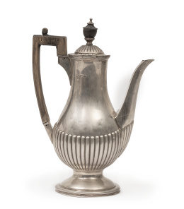 1135.  Cafetera de plata con asa y remate de madera. Con marcas.Sheffield, Inglaterra, h. 1894.