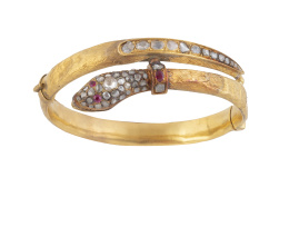 95.  Brazalete rígido c. 1830 en diseño de serpiente, con cabeza cuajada de diamantes, ojos de rubíes y banda de diamantes de talla rosa de tamaño creciente en cola