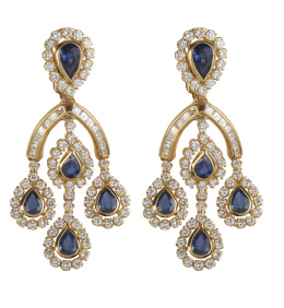 397.  Pendientes chandelier de zafiros talla pera orlados de brillantes, que penden de arco de diamantes talla baguette y perilla superior de mayor tamaño