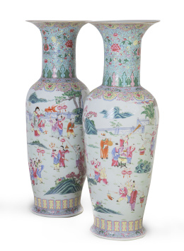 574.  Pareja de tibores de porcelana con esmaltes de la familia verde decorados con niños, ruyi y peonías.China, S. XX.