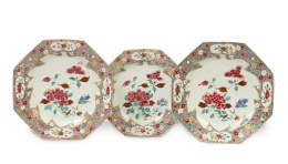 664.  Conjunto de tres platos octogonales de porcelana esmaltada de familia rosa.China, dinastía Qing, S. XVIII.