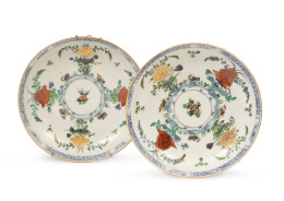 671.  Pareja de platos acuencados de porcelana con esmalte wucai.China, periodo Kangxi (1662-1722).