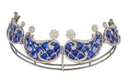 56.  Diadema Belle Époque de esmalte azul y brillantes, con diseño simétrico compuesto por cuatro formas de paneles en forma de nube, en tamaño decreciente