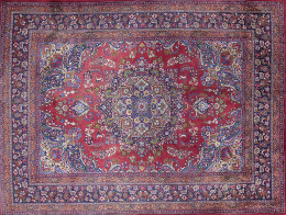 634.  Alfombra en lana de campo rojo con decoración de flores y medallón central.Persia (Saevar).