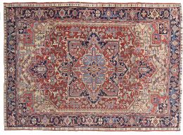 1097.  Antigua alfombra Heris, con decoración geométrica de campo en rojo y medallón central.Persia h. 1900.