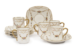 549.  Juego de 17 tazas de moka con sus platos de porcelana esmaltada y dorada.h. 1900.